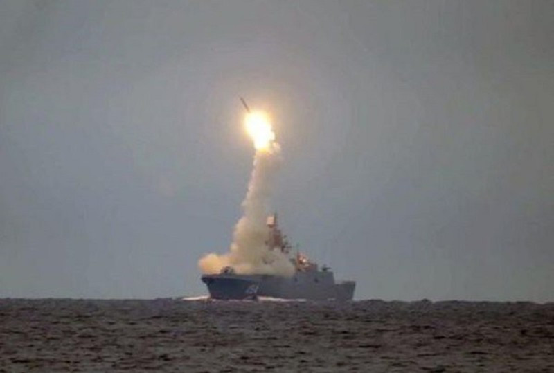 Nhưng không phải tên lửa siêu thanh như Zircon không có điểm yếu, mặc dù có tầm bắn xa, nhưng nó chỉ có tầm bắn của tên lửa chiến thuật (dưới 1.000km); do vậy muốn tiến công lãnh thổ Mỹ, thì những tàu chiến mang tên lửa này, chắc chắn sẽ phải tiếp cận gần bờ biển nước Mỹ.