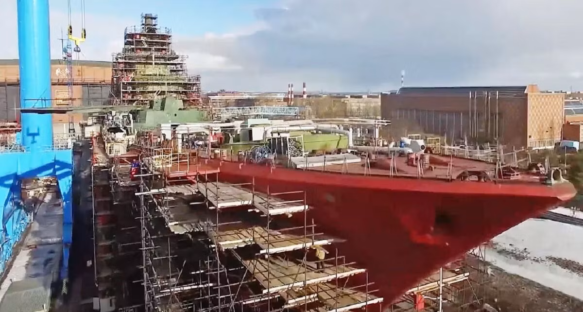 Một bài báo của Forbes từ năm ngoái cho biết, tàu tuần dương Đô đốc Nakhimov của Hải quân Nga, đang được nâng cấp tại nhà máy, sẽ được trang bị tên lửa siêu thanh 3M22 Zircon. Đây là vũ khí nhỏ hơn, nhưng nhanh hơn nhiều, so với tên lửa P-700 Granite cũ của con tàu.