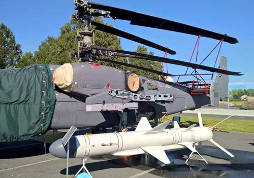 Type 075 cần có những phương tiện đổ bộ bằng trực thăng tấn công hạng nặng; trong khi đó, Ka-52K là máy bay trực thăng tấn công trên tàu đổ bộ hàng đầu của Hải quân Nga; trực thăng có cánh có thể gấp vào khi không sử dụng và có trọng lượng cất cánh cao hơn, nên có thể tiết kiệm không gian chật hẹp của tàu đổ bộ và đáp ứng nhu cầu của Type 075 LHD và của PLA”. Nguồn ảnh: Sina.