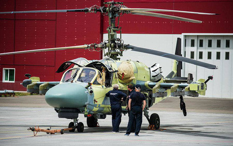 Ka-52 Katran là một phiên bản hải quân của trực thăng Ka-52 Alligator, có thể mang tên lửa chống hạm hạng nặng với tầm bắn trên 100 km, tên lửa không đối đất, một khẩu pháo 30mm và radar với phạm vi phát hiện mục tiêu hơn 200 km.
