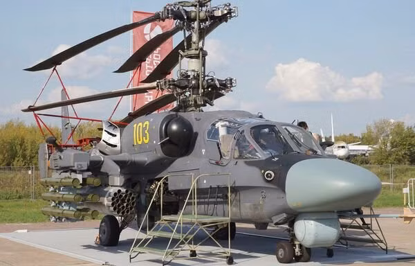 Ka-52K sử dụng các cánh quạt gấp, thuận lợi bố trí trên các nhà chứa máy bay trên các tàu chiến chật hẹp; ngoài ra đây là loại trực thăng có ghế phóng dù cho phi công. Thân máy bay và các hệ thống được xử lý chống ăn mòn đặc biệt, để hoạt động trong điều kiện biển. 