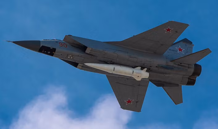 Phiên bản MiG-31K được đưa vào trang bị từ năm 2018, và cùng với Tu-22M, nó là một trong hai loại máy bay của Không quân Nga, có khả năng mang phóng tên lửa đạn đạo siêu thanh Kinzai Kh-47M2.