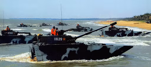 Trong những năm gần đây, phương tiện đổ bộ Type 05 đã liên tiếp thực hiện hàng loạt nâng cấp trọng tâm, như lắp đặt tên lửa phóng từ pháo, thay thế hệ thống dẫn đường GPS bằng Bắc Đẩu, hệ thống thông tin mới...