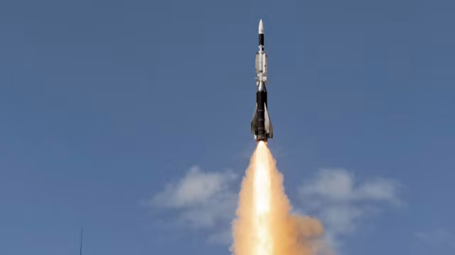 Với tốc độ Mach 4,5 (5.380 km/h), Aster 30 không đủ nhanh để đánh chặn vũ khí siêu thanh. Tuy nhiên, Đô đốc của Hải quân Anh tin tưởng rằng, kết hợp với radar Sampson, cả hai loại tên lửa Aster đều có thể đối phó thành công với loại mối đe dọa này.