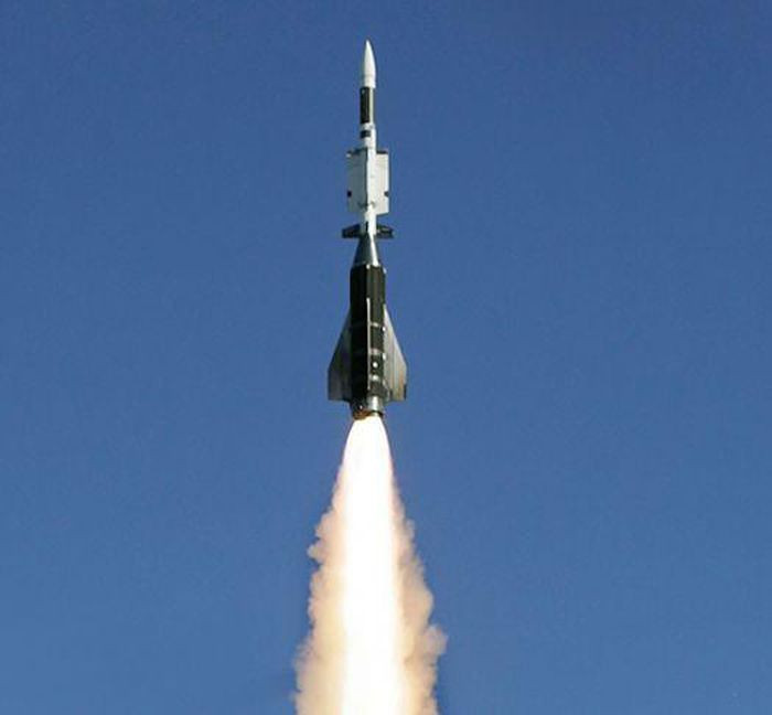 Nếu loại tên lửa đầu tiên có khả năng đạt tốc độ Mach 3, có trọng lượng 310 kg và tầm bắn hiệu quả chỉ khoảng 30 km. Nhưng trên thực tế, đây là vũ khí chống hạm hiện đại.