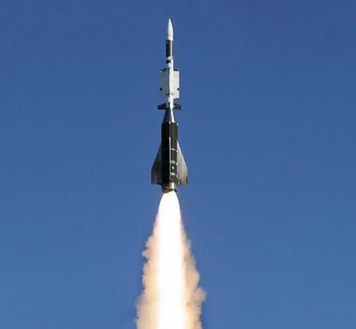 Nếu loại tên lửa đầu tiên có khả năng đạt tốc độ Mach 3, có trọng lượng 310 kg và tầm bắn hiệu quả chỉ khoảng 30 km. Nhưng trên thực tế, đây là vũ khí chống hạm hiện đại.