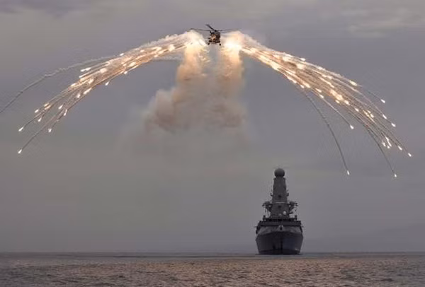 Trong khi đó, TASS thông báo việc tàu khu trục tên lửa dẫn đường USS Ross của Mỹ tiếp tục vào Biển Đen ngày 26/6, để tham gia cuộc tập trận quân sự đa quốc gia Sea Breeze 2021. Dự kiến sử dụng 32 tàu và 40 máy bay. Và câu hỏi, liệu toàn bộ những chiếc tàu này, có vượt qua được lộ trình lần trước của Defender hay không, vẫn là câu hỏi để ngỏ. Nguồn ảnh: Pinterest.