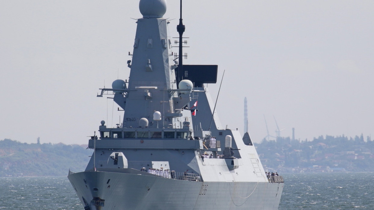 Tuy nhiên, không loại trừ khả năng tàu Defender của Anh khi ở trong lãnh hải của Nga sẽ bị tấn công bằng tên lửa chống hạm. Nhưng tàu Anh sẽ chống lại tên lửa Yakhons và Onyxes, bằng các tên lửa đánh chặn Aster 15 và Aster 30.