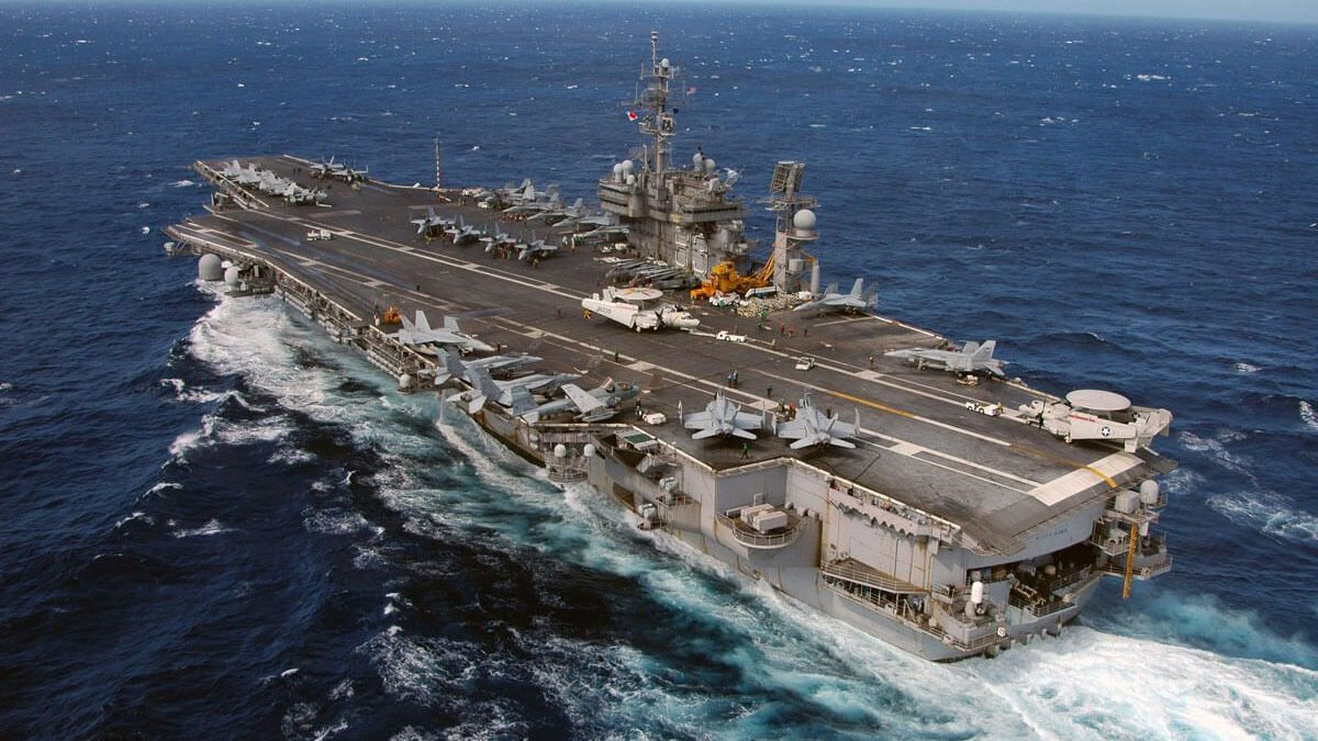 Tờ Thời báo New York đưa tin về vụ va chạm ngày 21/3/1984, khi chiếc tàu sân bay Kitty Hawk của Hải quân Mỹ, mang 85 máy bay, đang ở Biển Nhật Bản, trong cuộc tập trận hải quân chung với lực lượng Hàn Quốc. Lúc này tàu cách bờ biển phía đông của Hàn Quốc 150 hải lý.