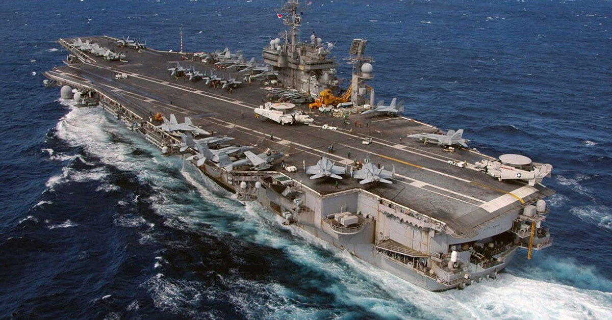 Thủy thủ đoàn Kitty Hawk và thuyền trưởng Rogers, sẵn sàng hỗ trợ tàu ngầm của Liên Xô, bằng cách liên lạc với tàu tuần dương Petropavlovsk, kỳ hạm của Hạm đội Thái Bình Dương của Liên Xô, bằng ánh sáng nhấp nháy. Tuy nhiên, Petropavlovsk đã không phản hồi và chiếc tàu ngầm va chạm, vẫn đủ khả năng di chuyển.