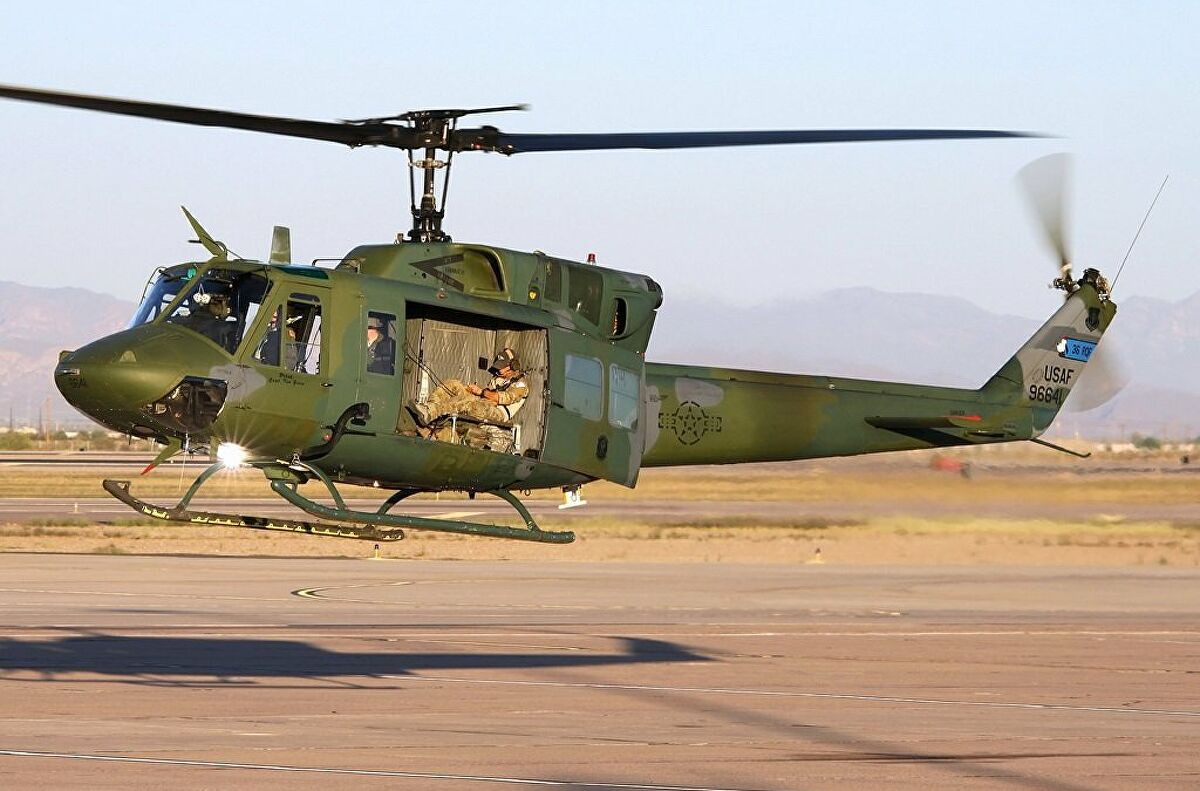 UH-1 cũng là loại trực thăng sử dụng động cơ turbin đầu tiên, được sản xuất cho Quân đội Mỹ, động cơ công suất 670 mã lực. Năm 1964 Mỹ có thêm UH-1B, rồi UH-1D, mỗi chiếc chở được 12 lính hoặc 6 cáng cứu thương, tốc độ bay 215 km/giờ.