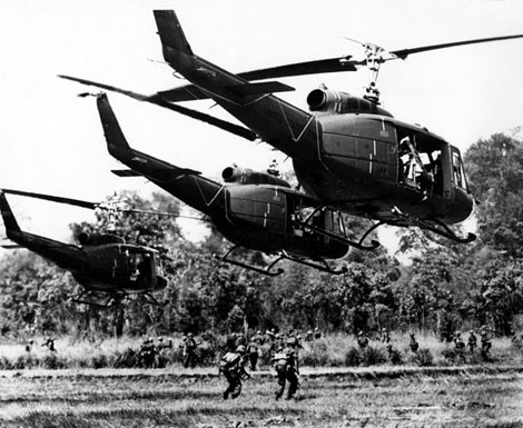 Chiến tranh Việt Nam cũng là nơi Mỹ sử dụng nhiều trực thăng UH-1 nhất, lúc cao điểm có tới 4.000 chiếc quần thảo ở Miền Nam. Khi HU-1A mới xuất hiện, Quân Giải phóng Miền Nam chưa có nhiều vũ khí hiệu quả và kinh nghiệm trong việc khắc chế loại máy bay này, nên gặp rất nhiều khó khăn trên chiến trường.