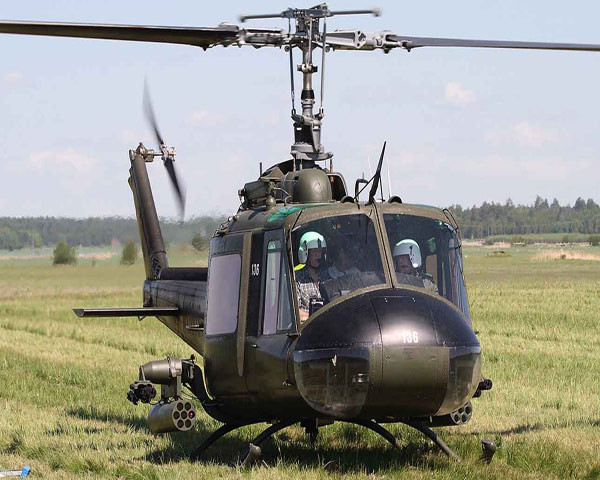 Trực thăng vận tải đa năng UH-1 có kíp lái từ 1- 4 người; dài 17,4 m; cao 4,39 m; trọng lượng rỗng 2.365 kg, trọng lượng cất cánh thông thường 4.100 kg; trọng lượng cất cánh tối đa 4.309 kg. Máy bay có tốc độ tối đa 217 km/h, tầm bay chuyển sân 507 km, trần bay 5.910 m, sức chứa 14 người, hoặc 10 lính cùng vũ khí và trang bị cá nhân.