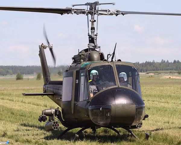 Trực thăng vận tải đa năng UH-1 có kíp lái từ 1- 4 người; dài 17,4 m; cao 4,39 m; trọng lượng rỗng 2.365 kg, trọng lượng cất cánh thông thường 4.100 kg; trọng lượng cất cánh tối đa 4.309 kg. Máy bay có tốc độ tối đa 217 km/h, tầm bay chuyển sân 507 km, trần bay 5.910 m, sức chứa 14 người, hoặc 10 lính cùng vũ khí và trang bị cá nhân.