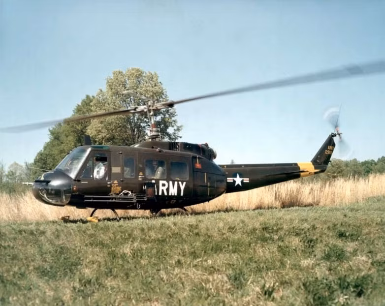 Trực thăng UH-1 được nghiên cứu từ năm 1955, bay thử đầu tiên vào ngày 20/10/1956, dùng thử năm 1959, sản xuất hàng loạt năm 1962; chiếc cuối cùng xuất xưởng năm 1976 và đã có 16.000 chiếc loại này được sản xuất trên toàn thế giới.