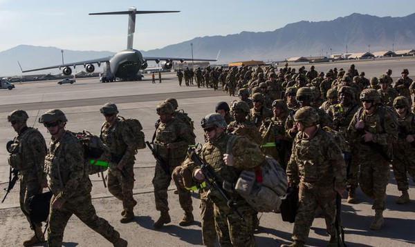 Tuy nhiên, với việc lãnh thổ Afghanistan không giáp biển, việc lập kế hoạch can thiệp chống lại các nhóm khủng bố tại đây sẽ rất phức tạp. Trừ khi Pakistan đồng ý về các cuộc không kích; hoặc của các quốc gia châu Trung Á như Tajikistan và Uzbekistan, đồng ý làm căn cứ cho các nhiệm vụ ở Afghanistan, thì NATO mới có khả năng tiến hành. Nguồn ảnh: QQ.