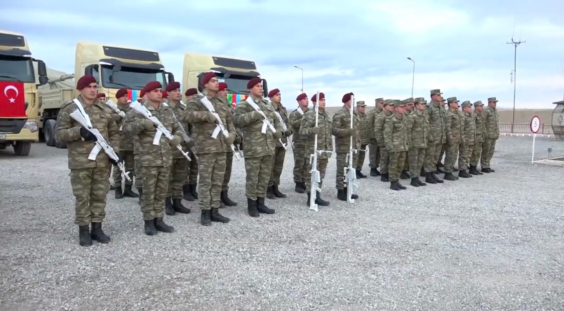 Theo Bộ Quốc phòng Thổ Nhĩ Kỳ đưa tin, nước này phối hợp cùng quân đội Azerbaijan đang chuẩn bị tổ chức một cuộc tập trận quân sự mang tên “Mùa Đông - 2021” bắt đầu từ ngày 1 đến 12 tháng 2. Dự kiến cuộc diễn tập sẽ diễn ra trên lãnh thổ của Thổ Nhĩ Kỳ. Ảnh: Binh sĩ Azerbaijan và Thổ Nhĩ Kỳ sẽ tham gia cuộc tập trận.