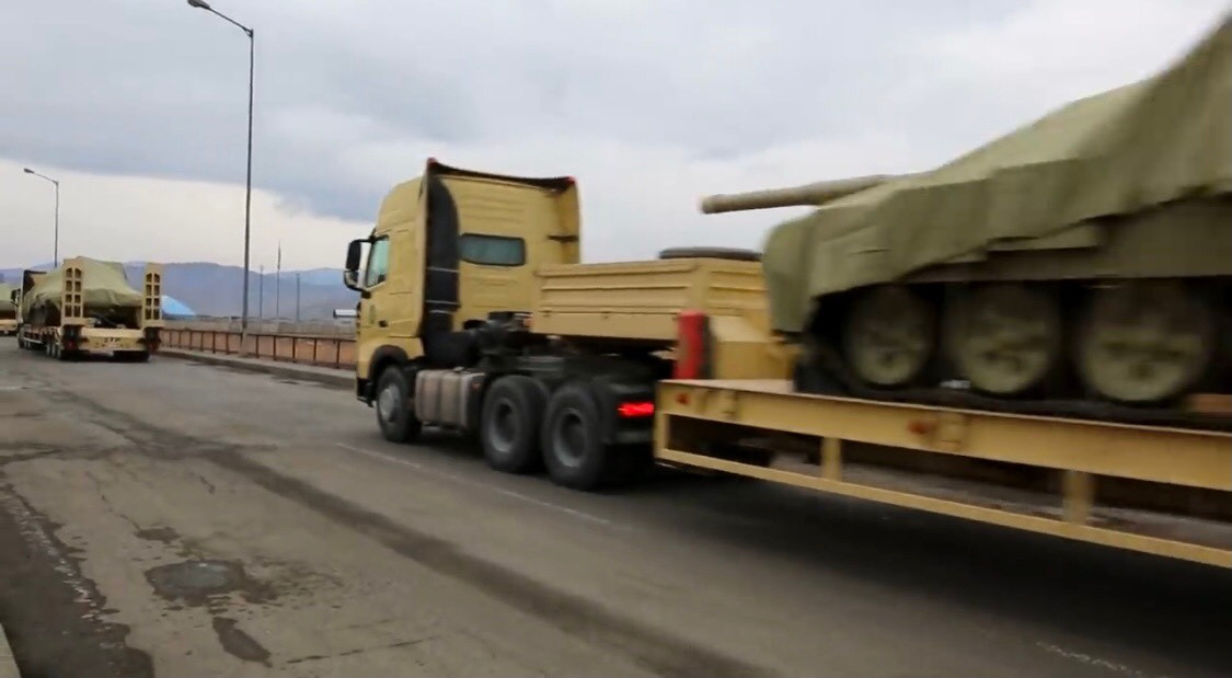 Trong cuộc chiến với Armenia, T-90S đã có một màn trình diễn khá tốt khi không hề có ghi nhận bất cứ chiếc nào bị bắn cháy. Dù cho Azerbaijan vẫn mất 3 chiếc T-90S tuy nhiên 2 chiếc chỉ bị hư hại nhẹ và bị bắt sống, 1 chiếc cán phải mìn chống tăng. Nguồn ảnh: BMDP.