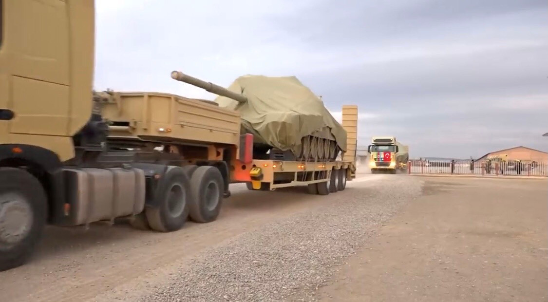 Dễ dàng nhận thấy, Azerbaijan đưa rất nhiều xe tăng chiến đấu chủ lực T-90S hiện đại tham gia cuộc diễn tập lần này. T-90S cũng chính là loại xe tăng hiện đại nhất trong biên chế quân đội Azerbaijan hiện nay với số lượng khoảng 200 chiếc.
