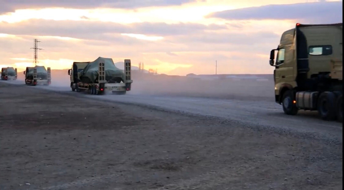 Được biết, cuộc tập trận sẽ được tổ chức tại thành phố Kars, nơi trước đây là lãnh thổ của Đế quốc Nga và ngày nay nằm cách biên giới với Armenia 80km. Ảnh: Hàng loạt khí tài hạng nặng Armenia trên đường di chuyển sang Thổ Nhĩ Kỳ