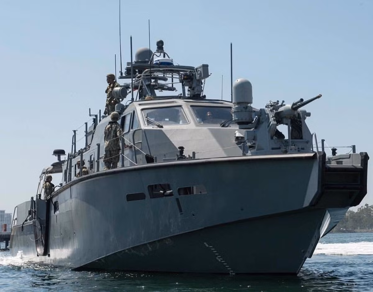 Bên cạnh đó, Mỹ cũng sẽ cung cấp cho lực lượng hải quân Ukraine 32 bệ pháo tự động điều khiển từ xa MSI Seahawk A2 trang bị cho mỗi tàu 2 chiếc và pháo Mk 44 Bushmaster II cỡ nòng 30mm cùng nhiều thiết bị khác. Ảnh: Bệ pháo tự động 25mm phía trước mũi tàu tuần tra Mk VI