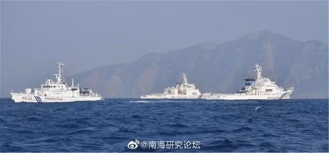 Các tàu tuần tra của lực lượng an ninh trên biển Nhật Bản đã cảnh cáo các tàu Trung Quốc “không được tiếp cận lãnh hải”. Nguồn tin từ Bộ Ngoại giao Nhật Bản cho biết, họ đã nghiêm khắc phản kháng tới chính phủ Trung Quốc, yêu cầu tàu cảnh sát biển nhanh chóng rời đi.