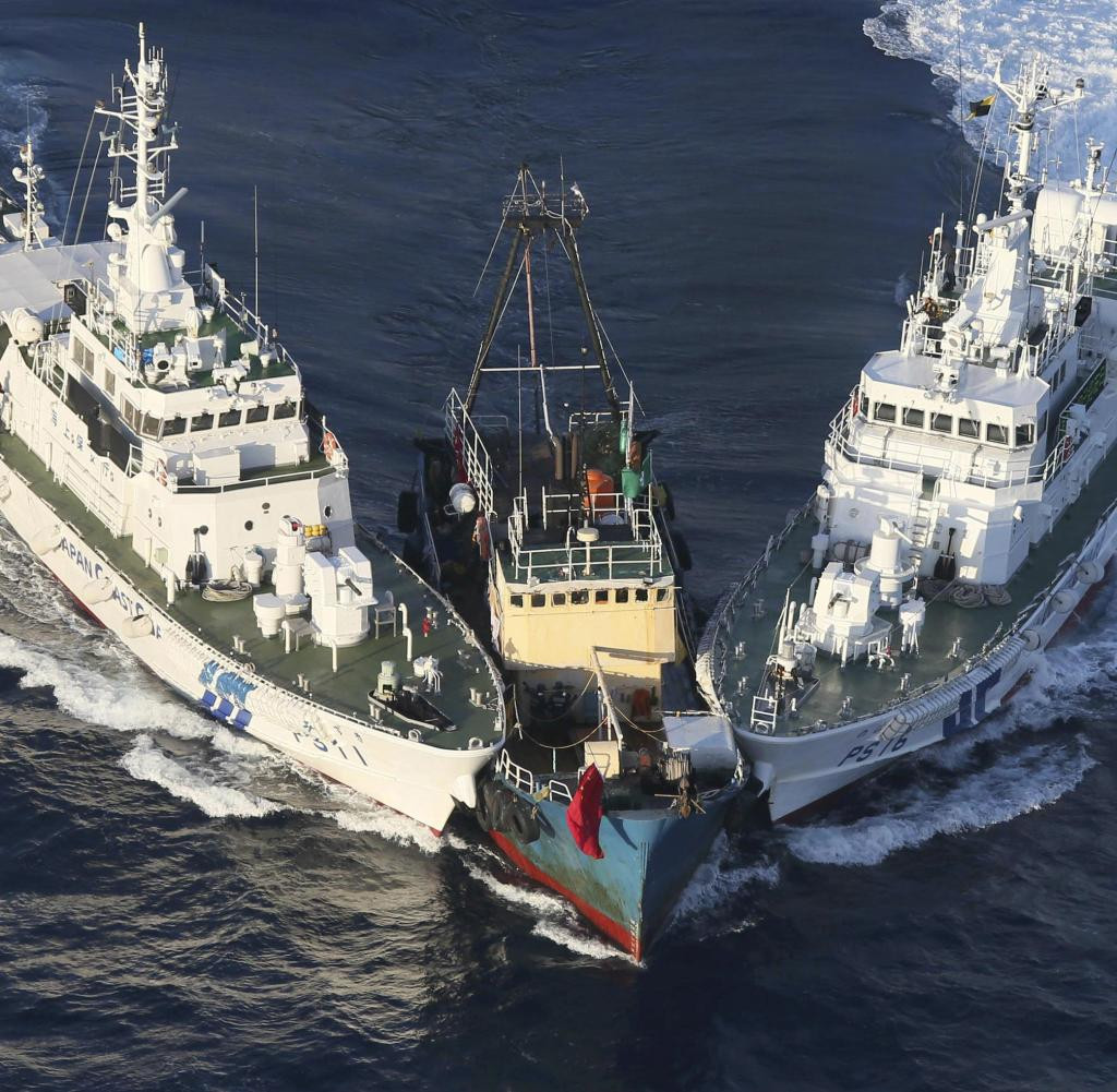 Bộ trưởng Quốc phòng Nhật Bản Nobuo Kishi ngày 8/2, tuyên bố liên quan đến hoạt động của Cục Hải cảnh Trung Quốc rằng, nếu lực lượng Cảnh sát biển khó đối phó với các cuộc tấn công vũ lực từ bên ngoài, Lực lượng Phòng vệ (quân đội) sẽ chấp nhận lệnh điều động lực lượng quân đội để đối phó.