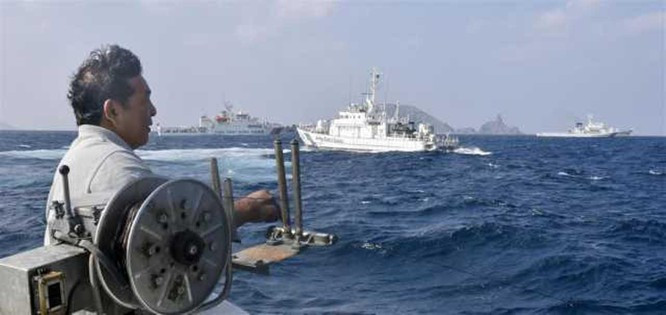 Theo Bộ chỉ huy an ninh trên biển Khu 11 (Nhật Bản), có 4 người trên tàu đánh cá của Nhật Bản (lượng giãn nước 9,97 tấn). Xung quanh tàu đánh cá có các tàu tuần tra để đảm bảo an toàn. Không rõ tàu đánh cá thuộc sở hữu của đơn vị nào.