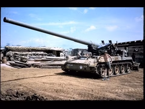 Mặc dù theo lý thuyết, khẩu pháo tự hành M107 có tốc độ chạy tối đa trên đường bằng 55 km/h, nhưng trong thực tế, pháo có tốc độ di chuyển rất chậm, do trọng lượng và kích thước quá cồng kềnh.