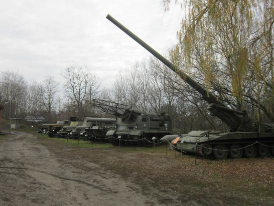 Lựu pháo tự hành M107 thiết kế theo “kiểu hở” gần như toàn bộ, khi di chuyển, kíp pháo thủ sẽ phải ngồi trên “xe mui trần”. Trong trường hợp bị phản pháo, kíp chiến đấu của M107 dễ bị tổn thương do không được che chắn.