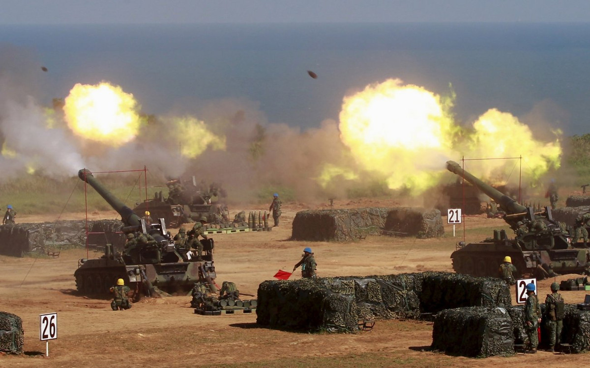 Nếu khẩu M107 là “Vua chiến trường”, thì khẩu M110 có lẽ phải là “Hoàng đế chiến trường”; nhưng không hiểu sao, “siêu pháo” này chỉ có quân đội Mỹ sử dụng, toàn bộ dàn pháo M110 được Mỹ đặt ở Việt Nam, sau đó đã theo chân quân Mỹ, rút lui khỏi chiến trường này.