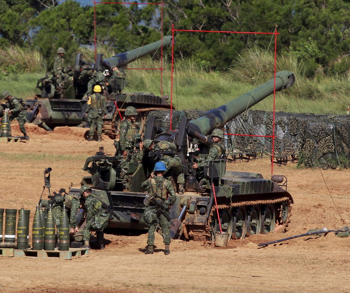 Thậm chí, mỗi khi tháo chạy, phải bỏ lại “siêu pháo”, người Mỹ đều cho máy bay đến ném bom phá hủy. Sau khi Mỹ rút khỏi Việt Nam, siêu pháo M110 cũng biến mất khỏi đất nước ta. Đó là lý do Việt Nam tịch thu chiến lợi phẩm được “siêu pháo” M110, cỡ nòng 203 mm của Mỹ. Ảnh: Pháo M110 Mỹ dùng ở Nam Việt Nam sau đó được rút ra, chuyển sang cho quân đội Hàn Quốc. Nguồn ảnh: Pinterest.