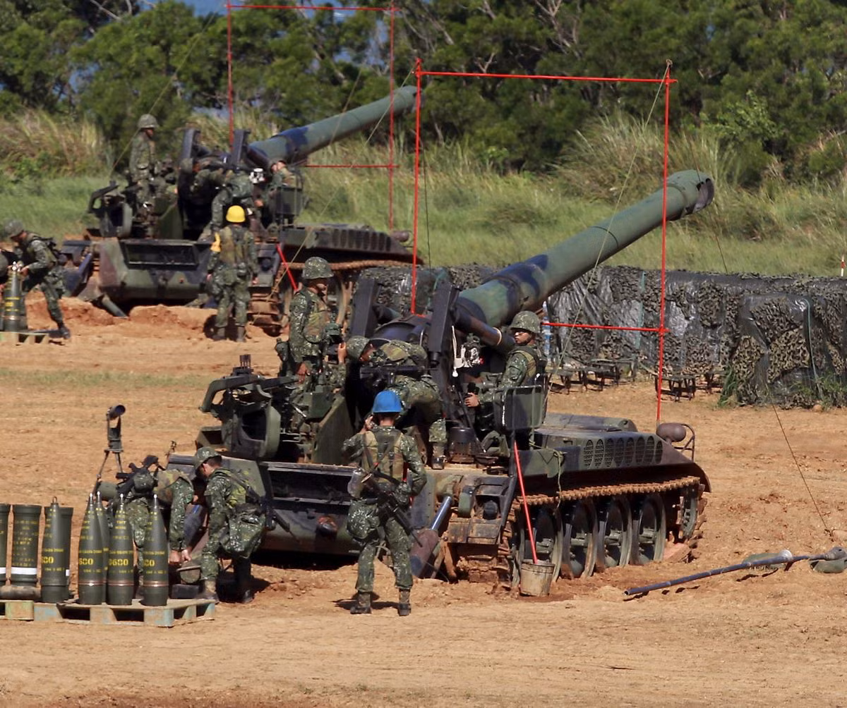 Thậm chí, mỗi khi tháo chạy, phải bỏ lại “siêu pháo”, người Mỹ đều cho máy bay đến ném bom phá hủy. Sau khi Mỹ rút khỏi Việt Nam, siêu pháo M110 cũng biến mất khỏi đất nước ta. Đó là lý do Việt Nam tịch thu chiến lợi phẩm được “siêu pháo” M110, cỡ nòng 203 mm của Mỹ. Ảnh: Pháo M110 Mỹ dùng ở Nam Việt Nam sau đó được rút ra, chuyển sang cho quân đội Hàn Quốc. Nguồn ảnh: Pinterest.