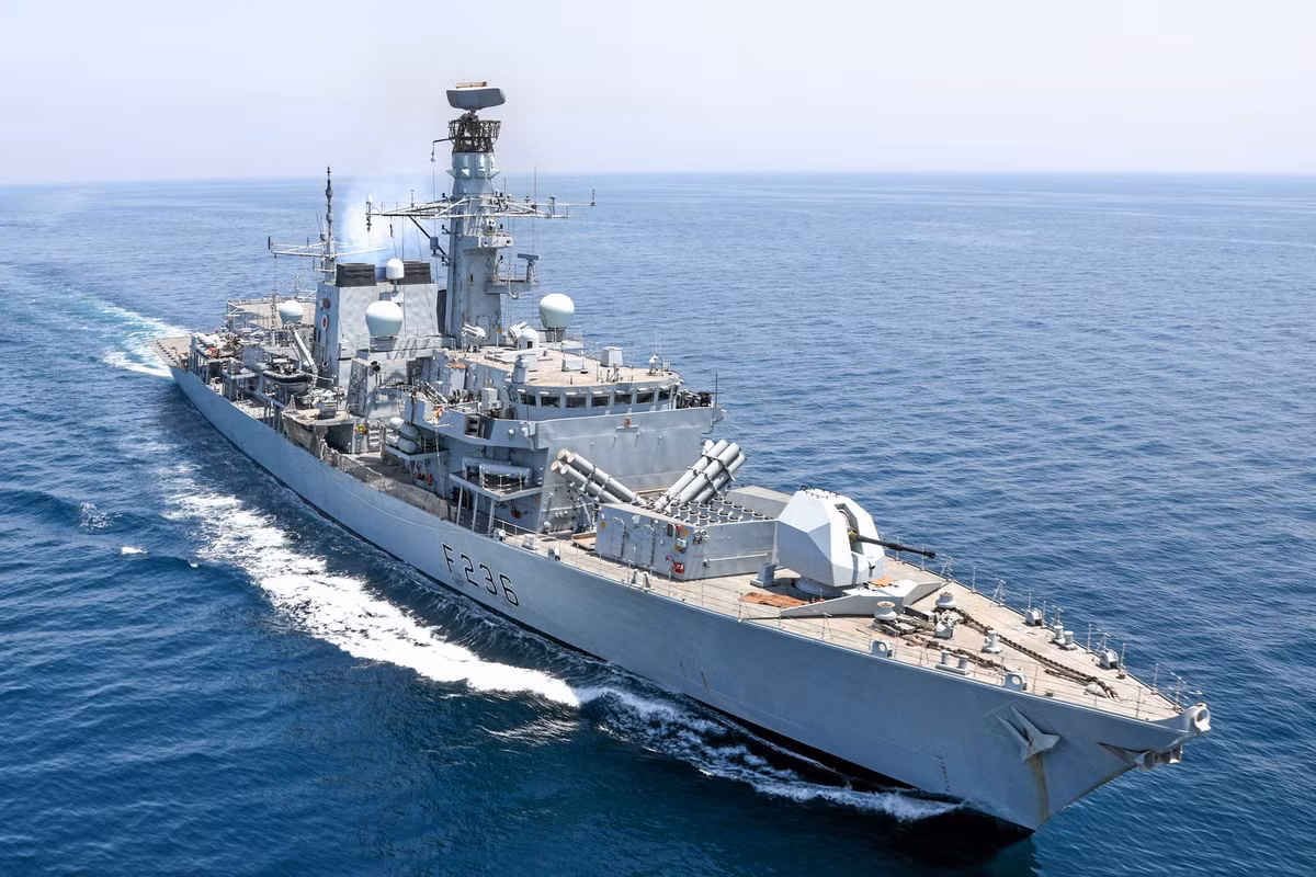 Khinh hạm Type 23 (lớp Duke) của Anh, hiện đã bị coi là lạc hậu và không có khả năng hoàn thành nhiệm vụ hộ tống tàu sân bay. Các tàu khu trục Type 45 (lớp Daring) có số lượng ít và khả năng sẵn sàng triển khai của chúng rất thấp, do cần phải bảo trì lâu dài. Ảnh: Khinh hạm Type 23.