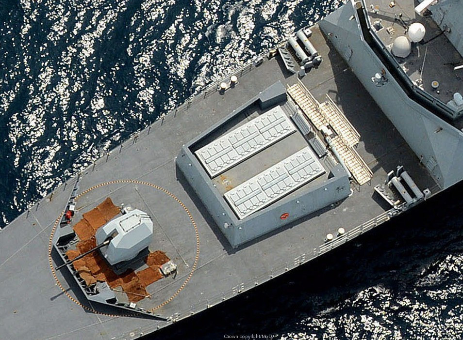 Lượng choán nước toàn tải của khu trục hạm Type 45 là 8.500 tấn, lớn hơn nhiều so với khinh hạm Type 26 là 6.900 tấn, vũ khí trang bị cũng phức tạp hơn. Tàu có 48 giếng phóng tên lửa thẳng đứng (VLS) và 8 bệ phóng tên lửa chống hạm Harpoon lắp nổi trên boong.