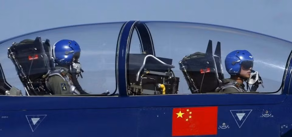 Cải cách đào tạo phi công của Trung Quốc tập trung vào ba nỗ lực chính. PLAAF đang cắt giảm thời gian đào tạo phi công chiến đấu đạt mức sẵn sàng chiến đấu từ 10 năm xuống chỉ còn 7 năm, bằng cách tinh giản các học viện sĩ quan và trường bay.