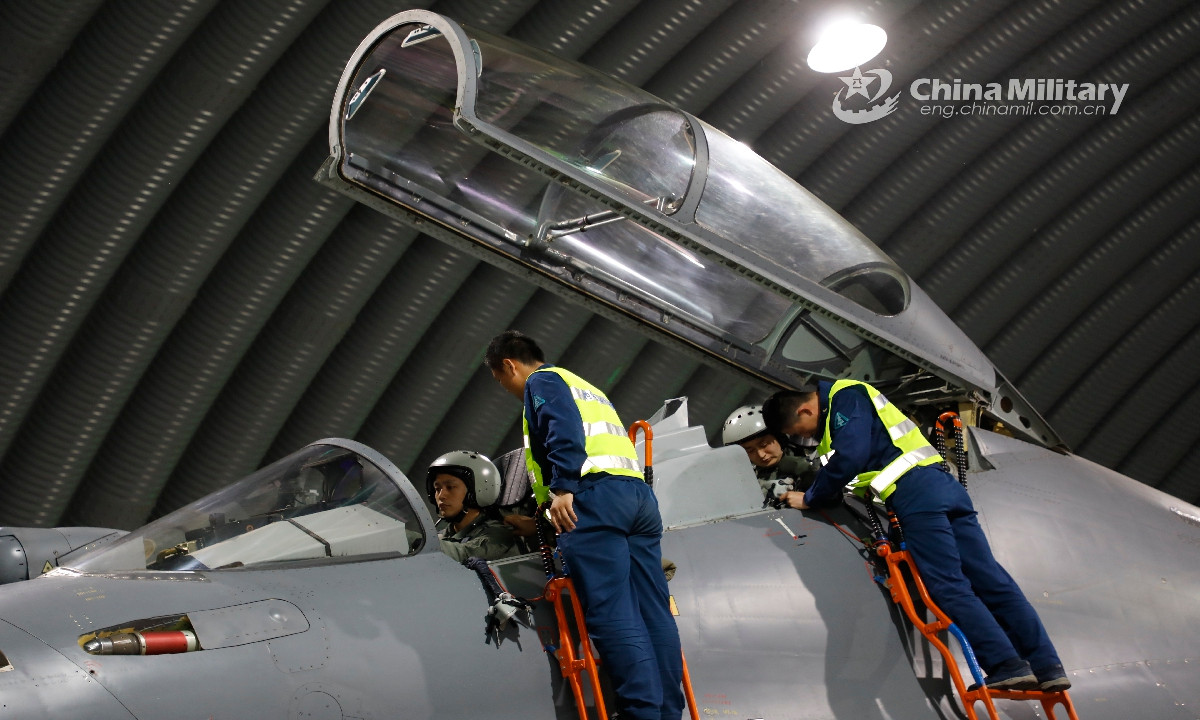 Để tăng cường tính độc lập, các học viện bay bắt đầu yêu cầu học viên phi công, tự chuẩn bị cho mỗi chuyến bay và lập kế hoạch bay của riêng họ, sau khi các huấn luyện viên bay đã thông báo về môn học tiếp theo và việc huấn luyện sẽ tuân theo nguyên tắc nào. Nguồn ảnh: QQ.