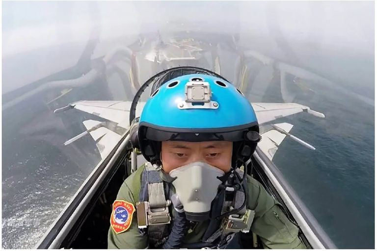 Bộ chỉ huy huấn luyện của Không quân Trung Quốc (PLAAF) đã đưa ra một chương trình giảng dạy mới, lần đầu tiên khuyến khích các phi công suy nghĩ và hành động độc lập trong những tình huống căng thẳng nhất.