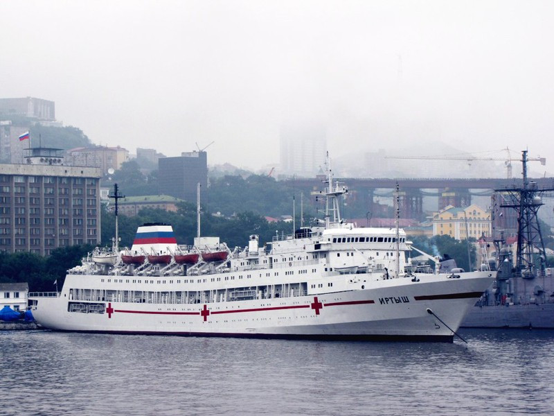 Đối với phương án thứ nhất, số giường bệnh là 500 thì tàu có thể chứa được cả quân đổ bộ và thiết bị kỹ thuật trong các khoang chở hàng. Còn đối với phương án thứ hai thì chỉ có khoang điều trị, không mang được thêm quân và thiết bị đổ bộ. Đặc biệt, trang thiết bị trên tàu sẽ là hiện đại nhất.