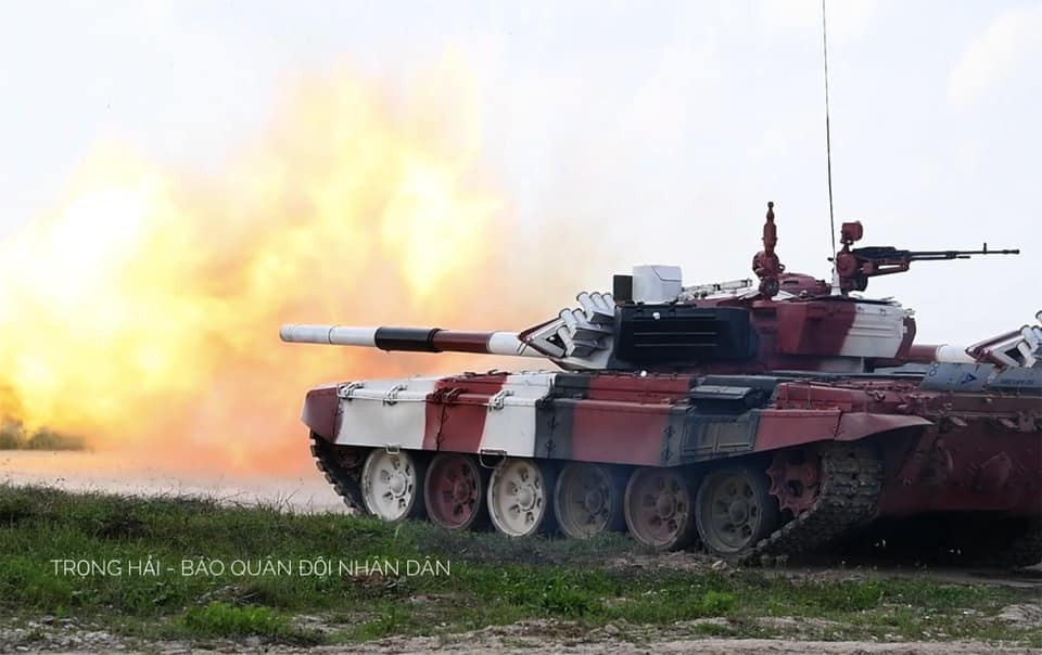 Do bốc thăm màu đỏ nên bia mục tiêu của đội trong thi đấu cũng màu đỏ. Điều này thuận lợi cho đội tuyển của chúng ta, bởi pháo thủ dễ quan sát mục tiêu hơn trong thao tác ngắm bắn.