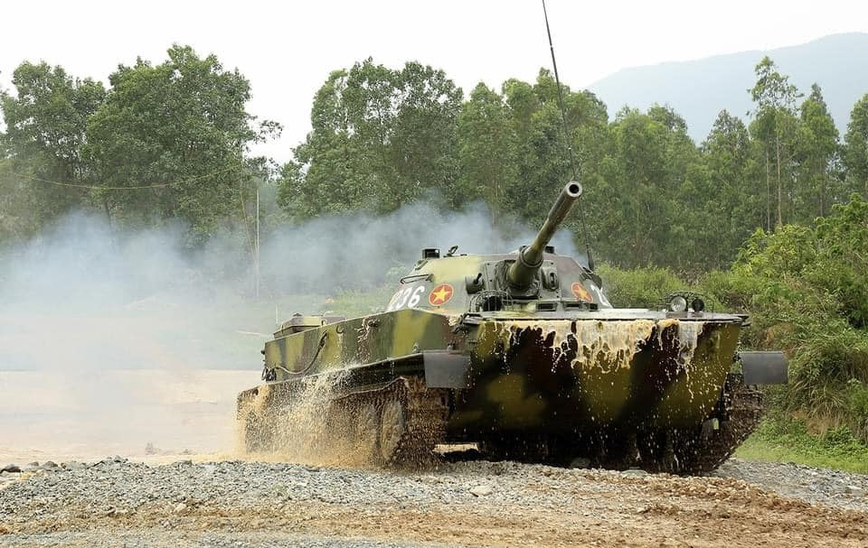 Để chuẩn bị cho Hội thao Army Games 2021, Đội tuyển "Xe tăng hành tiến" của Việt Nam đã tích cực tập luyện. Điều đặc biệt là trong quá trình huấn luyện thi đấu của Đội tuyển xe tăng Việt Nam chuẩn bị cho Tank Biathlon năm nay, bên cạnh được Binh chủng Tăng - Thiết giáp tạo điều kiện sử dụng các loại xe tăng như T-90, T-54/55, thì đội tuyển còn luyện tập trên cả xe tăng PT-76.