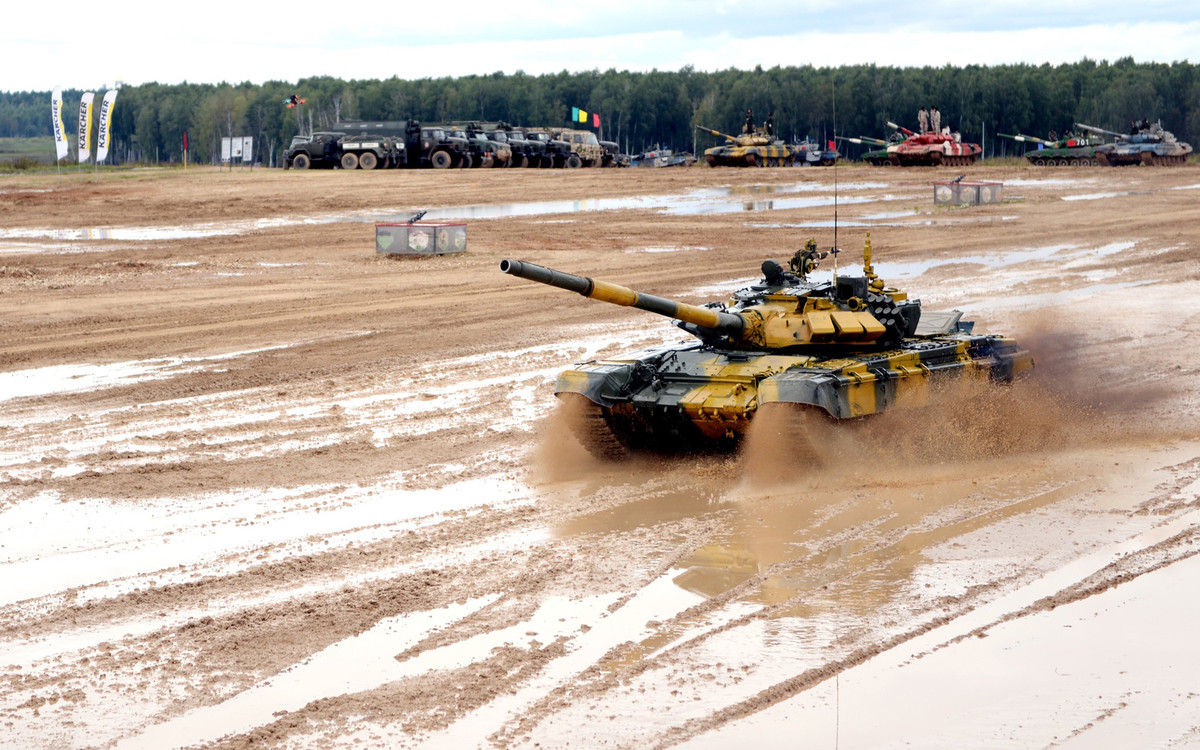 Trong kỳ thi Tank Biathlon 2018 đầu tiên mà đội Việt Nam tham gia, các lái xe do quen lái bằng T-54/55, nên đã có xu hướng lái chếch xe sang bên phải dẫn đến khi xe vào chướng ngại vật cầu vệt bằng hay mặt phẳng nghiêng không tốt, đâm nhiều cọc tiêu dẫn đến bị phạt.