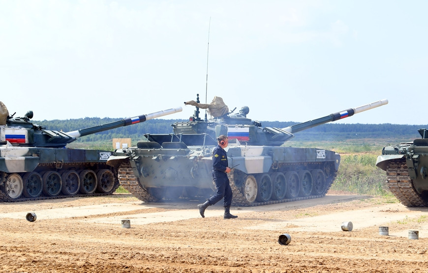 Xe tăng T-72B4 2016 của đội tuyển Nga, được trực tiếp nhà sản xuất xe tăng UVZ nâng cấp và bảo dưỡng; xe sử dụng động cơ V92S2F có công suất 1.130 (mạnh hơn phiên bản T-72 của đội tuyển Việt Nam 25%). Ngoài ra phiên bản này còn có camera lùi, hộp số tự động mới; hệ thống hiển thị các thông số của lái xe bằng màn hình màu, chứ không phải đồng hồ truyền thống. 