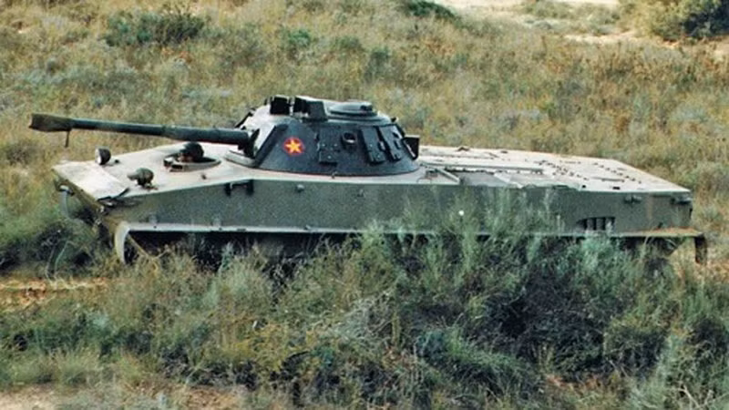 Nhiều người sẽ khó hiểu khi cho rằng, một loại xe tăng hạng nhẹ đã cũ, có tính năng kỹ chiến thuật khác biệt hoàn toàn xe tăng chiến đấu chủ lực như T-54/55 và T-72 thì sao lại được đưa vào trang bị huấn luyện của đội tuyển. 