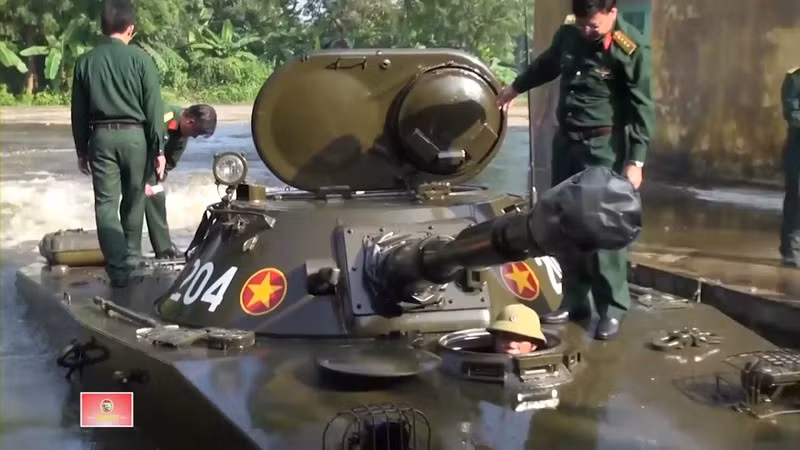 Việc lái PT-76 tạo cơ hội cho lái xe thao tác có cảm giác lái và căn đường tốt hơn, tương tự như lái T-72/90, trong khi không cần phải sử dụng xe tăng T-90 nhiều, do điều kiện còn hạn chế. 