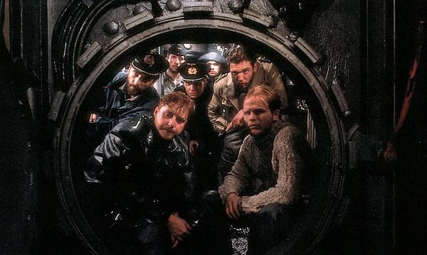 Không gian sống của thủy thủ đoàn tàu U-boat chật hẹp đến mức khó tưởng tượng, chỉ có thuyền trưởng, là người có phòng riêng; ngoại trừ máy trưởng, không một sĩ quan nào được hưởng quyền ở "phòng đơn", sĩ quan sống chung với nhau từ 3 người trở lên một cabin; sĩ quan cấp dưới chỉ có thể ngủ trên võng. Còn các thủy thủ bình thường, thì chỉ được ngủ giường tầng hai người.