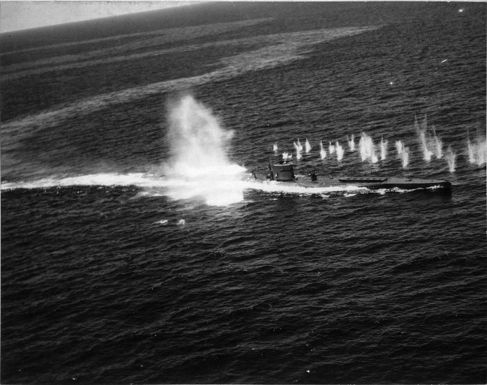 Nhưng đến nửa cuối của cuộc chiến, khi lợi thế nghiêng hẳn về phe Đồng minh, và chiến thuật "bầy sói" của Hải quân Đức thất bại, các tàu ngầm U-boat của Đức trở thành đối tượng bị săn lùng gắt gao, và thủy thủ đoàn càng kham khổ hơn. Ảnh: Tàu ngầm U-boat bị Đồng minh tiến công - Nguồn: WarHistory.