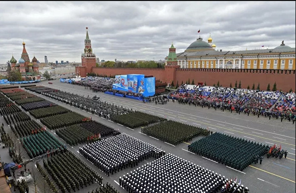 Cuộc duyệt binh có sự tham gia của hơn 12 nghìn quân nhân, đại diện cho tất cả các quân binh chủng của Quân đội Nga.