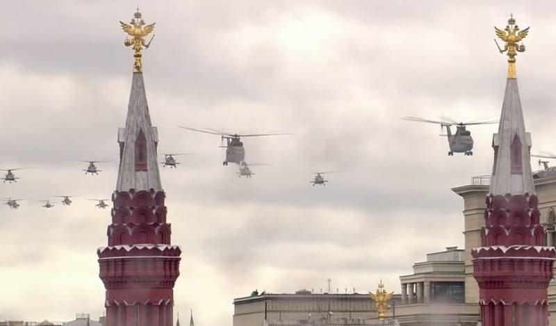 Bất chấp thời tiết xấu, đoàn diễu binh trên không gồm 76 máy bay và trực thăng đã bay qua bầu trời Quảng trường Đỏ.