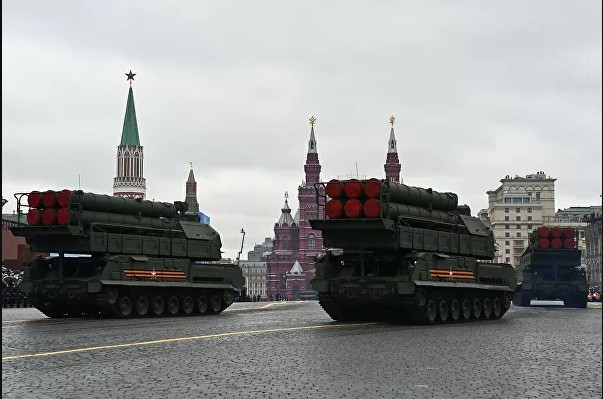 Hệ thống phòng không tầm thấp Pantsir S-1 và tầm trung BuK-M3 cũng có mặt trong cuộc duyệt binh.